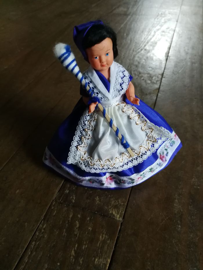 Mignonette poupée folklorique Landaise fileuse de laine