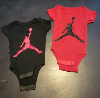 Lot de 2 bodies  Jordan 6 mois