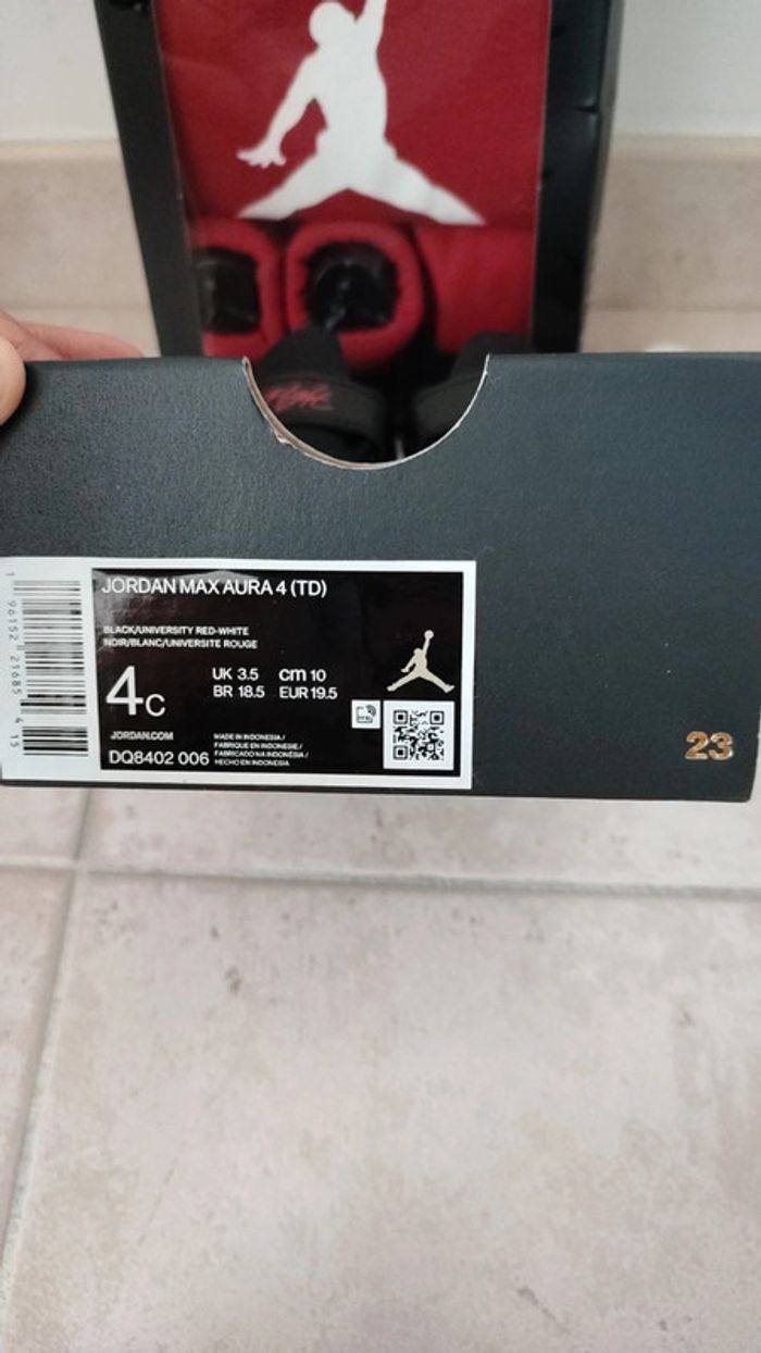 Coffret Jordan bébé 6-12 mois et paire de baskets jordan Max Aura 4 pointure 19.5 - photo numéro 4