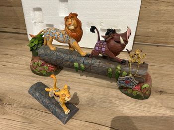 Le roi lion sur le tronc d’arbre