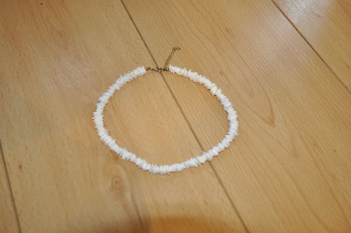 Collier pierres blanches tb état