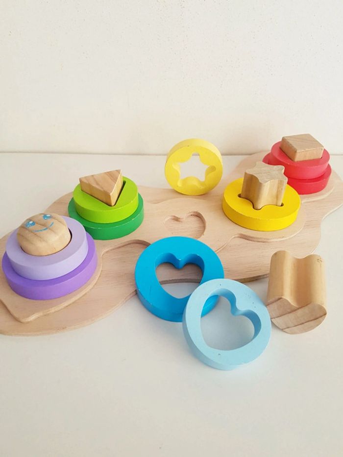 Puzzle en bois à emboîtement chenille des formes et couleurs