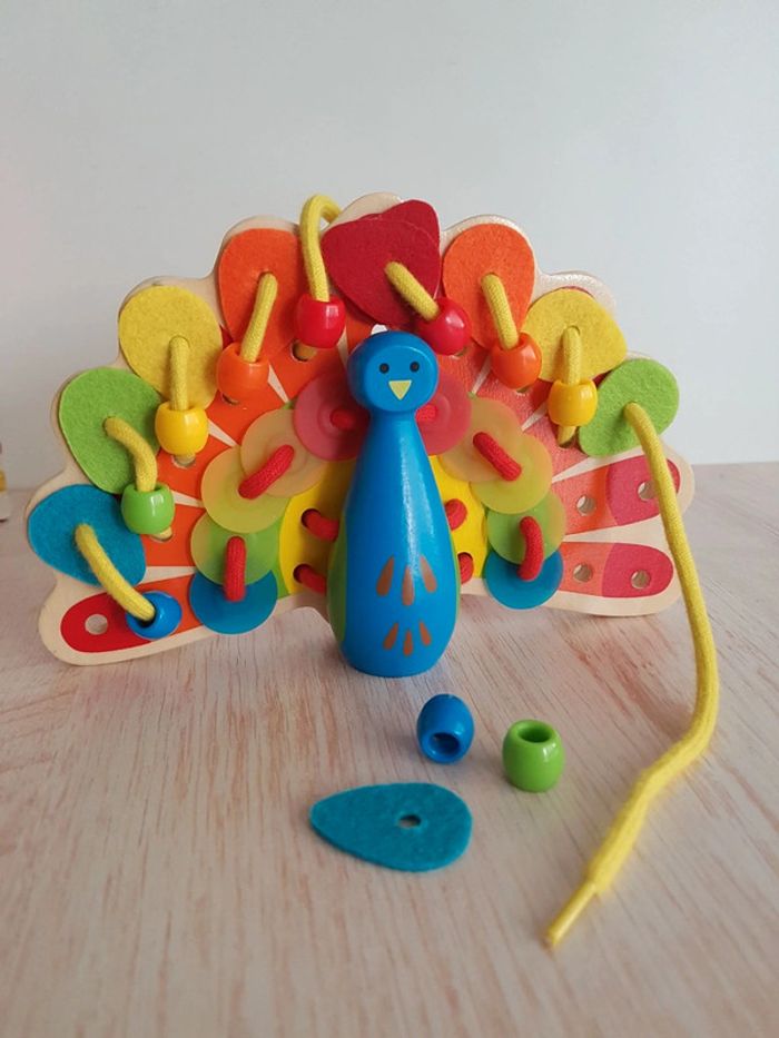 Lacing peacock jeu de laçage en bois Hape - photo numéro 9
