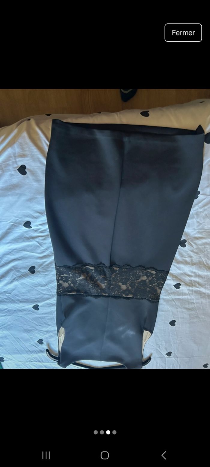 Vends robe noir taille tout en dentelle très classe arrive au genoux - photo numéro 5
