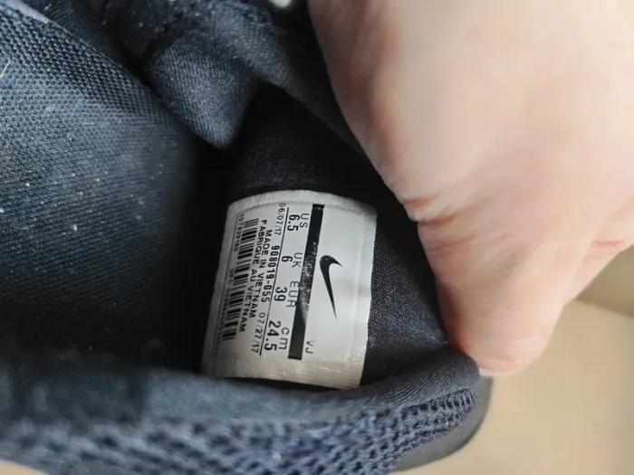 Sneakers Nike Presto fly noire et blanche - photo numéro 10