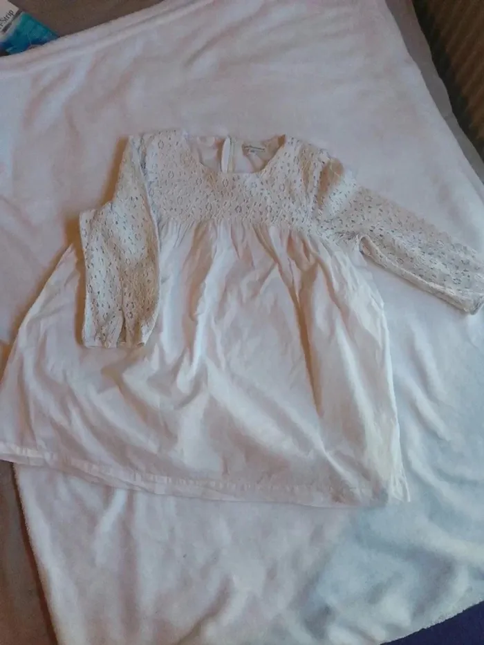 Blouse blanche avec dentelle