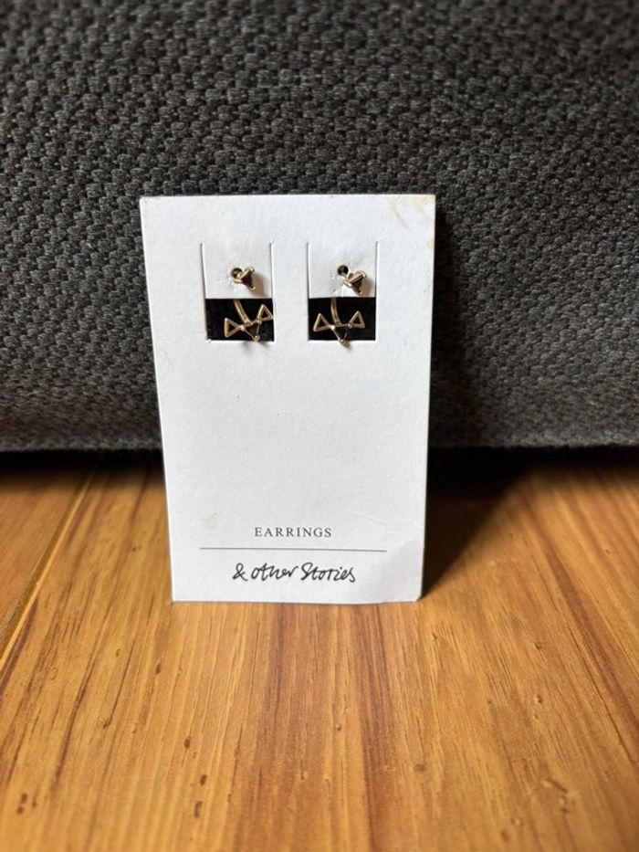 Neuf boucles d’oreilles doré et pierres noires / & Other Stories