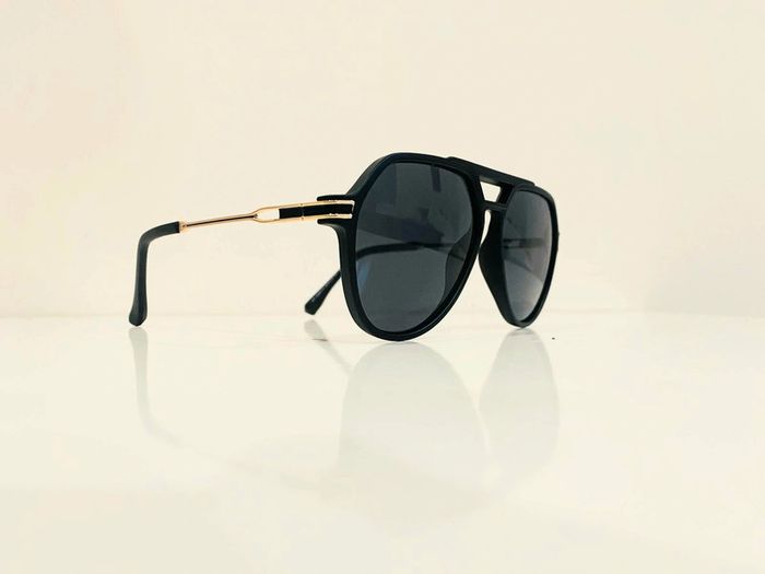 Lunette de soleil mixte noire bras dorés uvprotection catégorie 3 - photo numéro 3