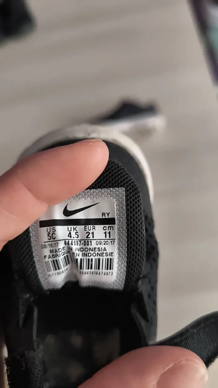 Basket noir Nike taille 21 - photo numéro 2