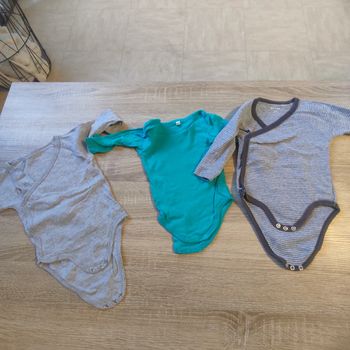 Lot 3 bodies manches longues taille 6 mois