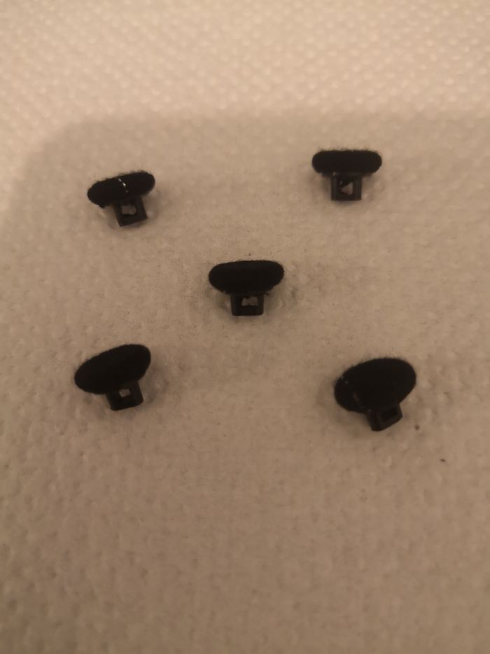 Cinq boutons noirs. Très bon état - photo numéro 2