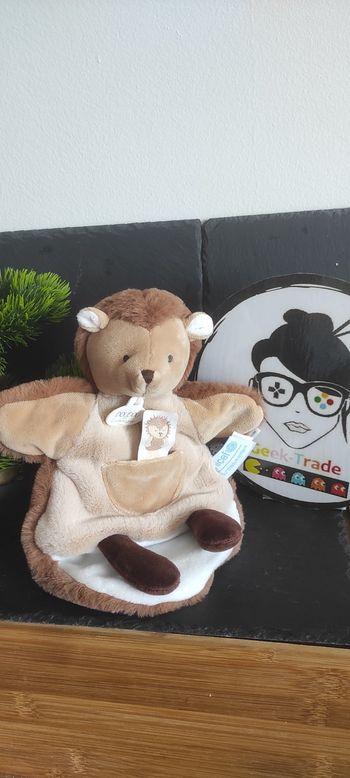 doudou et compagnie herisson marionnette unicef marron beige dc3989 poche