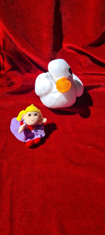 lot de peluche petit canard blanc a accrocher et petite poupée peluche