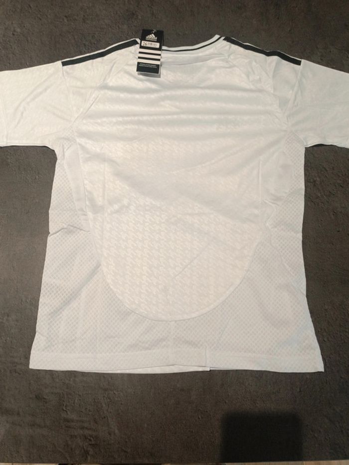 Tenue foot Real Madrid blanc. T.26 - photo numéro 2