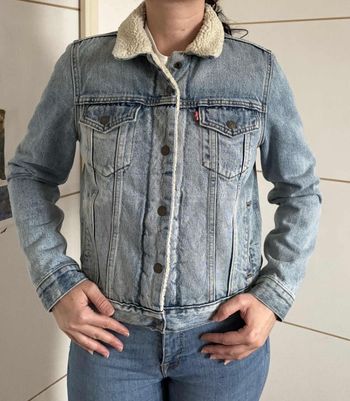 Veste en jean trucker sherpa bleu clair moumoute fourrée Levi’s femme taille S/36 style vintage 90s