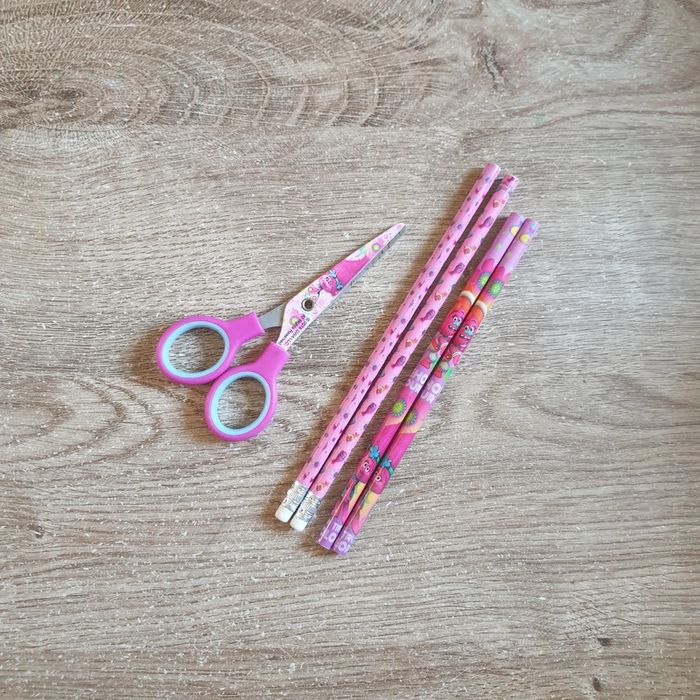 📚 Lot 4 crayons à papiers et ciseau Troll #emyfleury_scolaire
