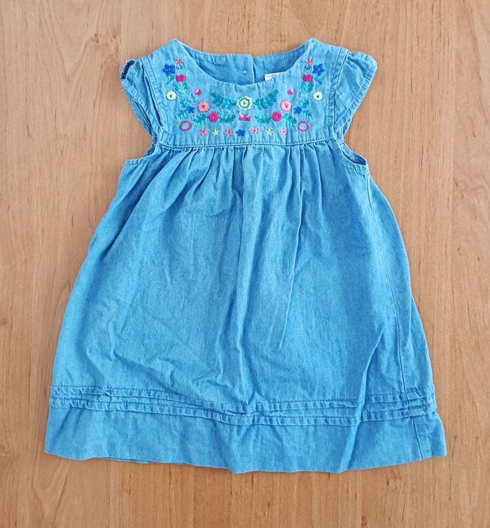 Robe sans manche imitation jean bleu à fleurs multicolores. C&A. Taille 9 / 12 mois. 74 cm