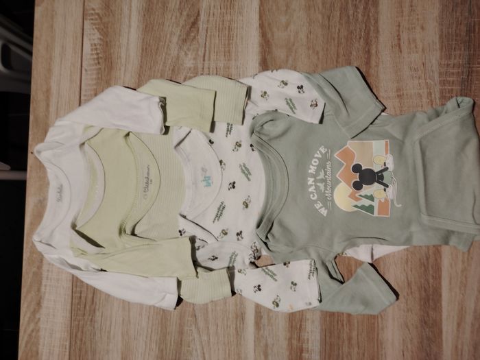 Lot de 10 bodies 3 mois + 2 bodies 1 mois et 1 pyjama bébé 3mois. Kiabi.