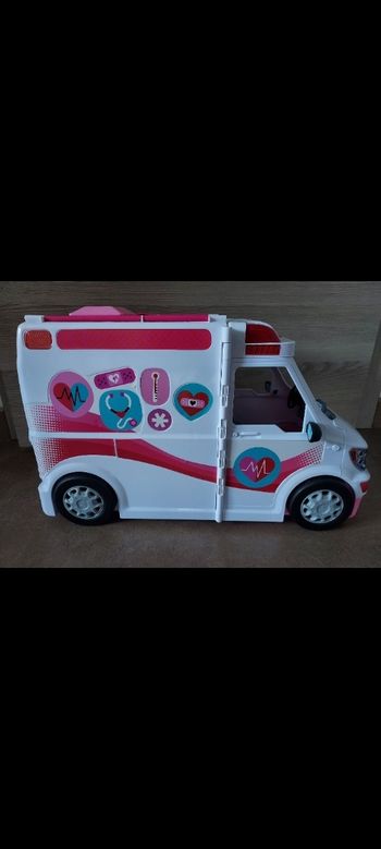 Voiture ambulance Barbie