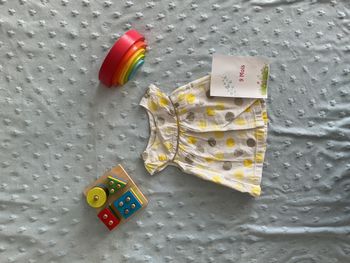 blouse manches courtes blanc à pois jaune et gris ouverture totale au dos 9 mois vertbaudet