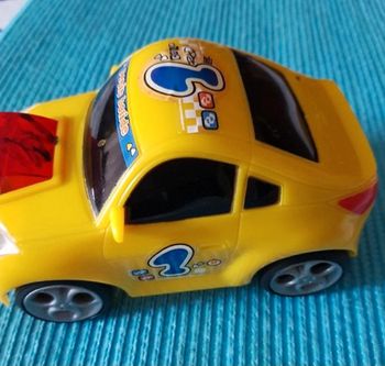 Petite voiture jaune n°1