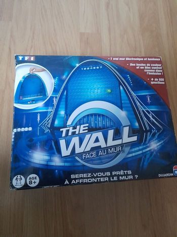 The wall  face au mur