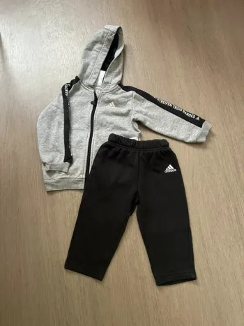 Ensemble adidas taille 9/12mois