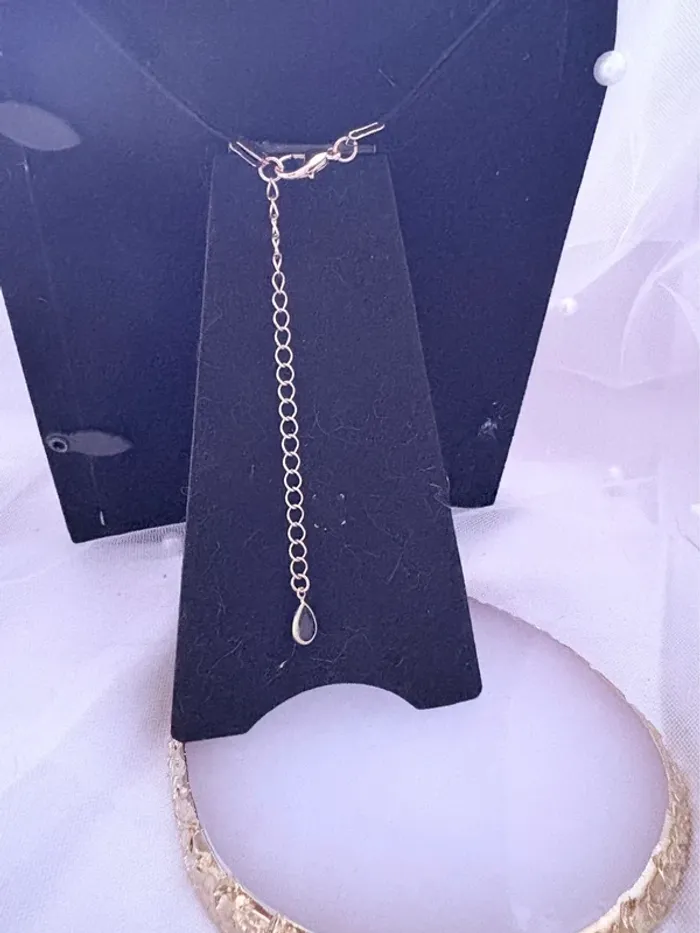 Collier ras de cou en lien noir avec bijoux doré croix - photo numéro 2