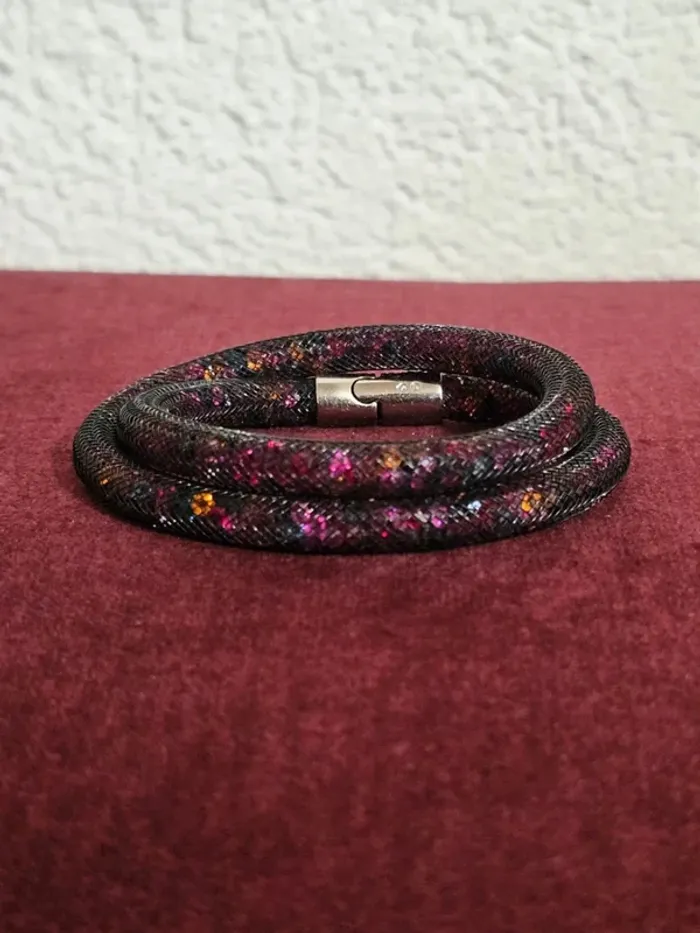 Bracelet Swarovski Stardust double tour rouge/violet – Cristaux scintillants 42 cm