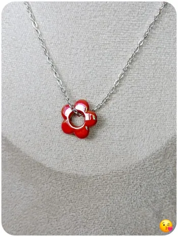 Collier chaîne fine avec pendentif fleur rouge – style pop & tendance