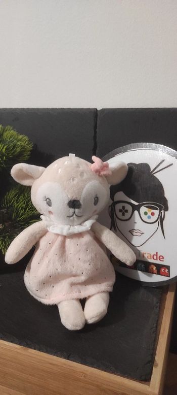 dpudou peluche biche faon mots d'enfants noeud robe rose beige doré marron blanc