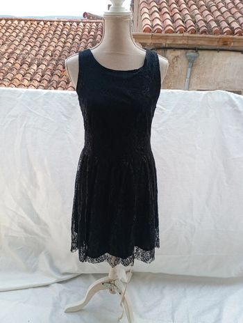 Robe en dentelle noire asymétrique taille 40