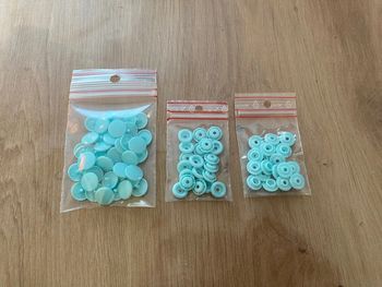 Bouton pression bleu clair