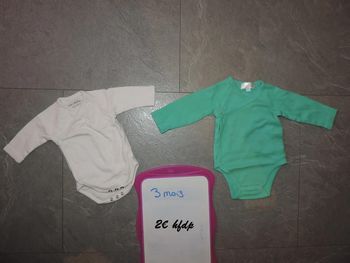 lot de 2 bodys taille 3 mois