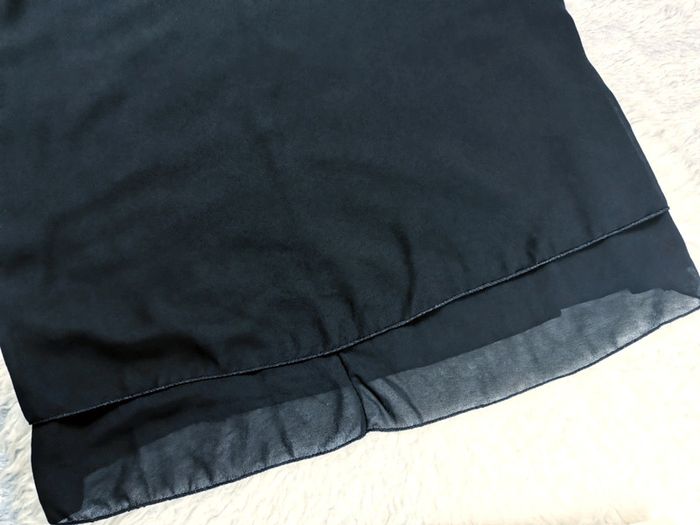 Top en mousseline noire à œillets dorés avec décolleté en V- T.M ou T.38 🖤 - photo numéro 3