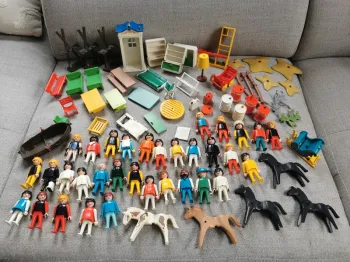 Gros lot 81 accessoires personnages et chevaux playmobil geobra vintage 1974