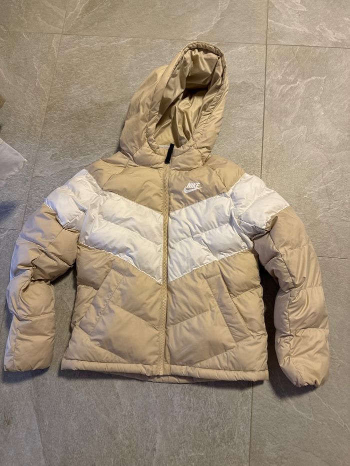 Veste doudoune capuche Nike enfant Taille M (137/147cm)