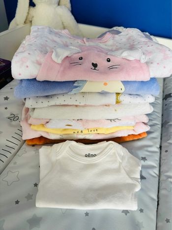 Lot de 8 pyjamas une pièce & 1 body manche longue / Taille 1 mois
