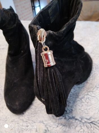 Jolies boots noires pompons fermeture arrière