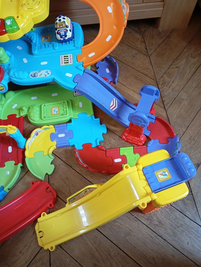 Garage tut tut avec 2 tours de lancement et 3 voitures - photo numéro 3