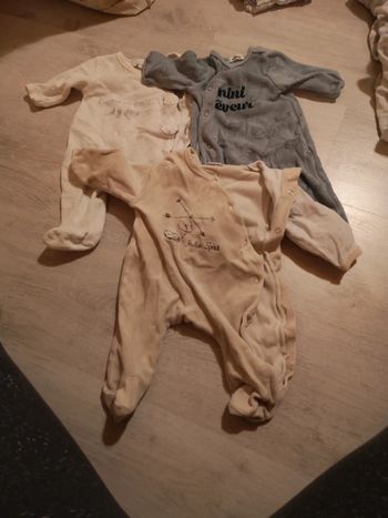 3 pyjamas différente marque taille 1 mois