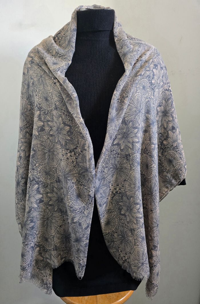 📌 Châle / Etole Floral Graphique Galeries Lafayette