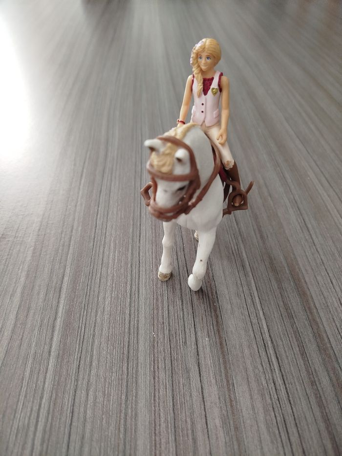 Cavalière et son cheval Schleich