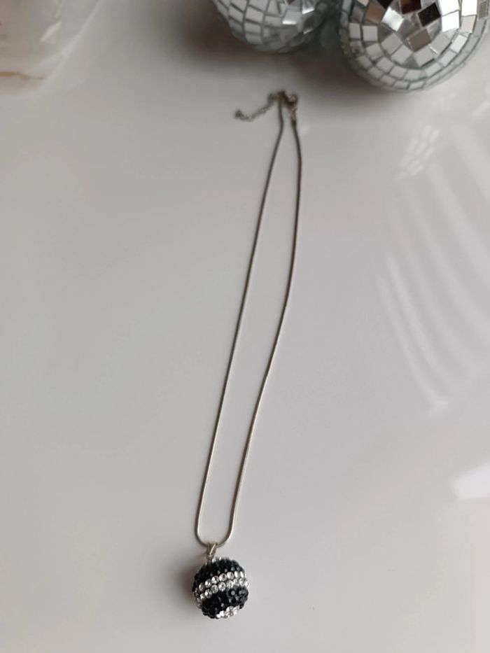 Collier pendentif boule à strass noirs et argent - Six - bon état - photo numéro 3
