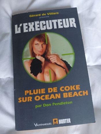 Livre titre  L'exécuteur pluie de coke sur océan beach