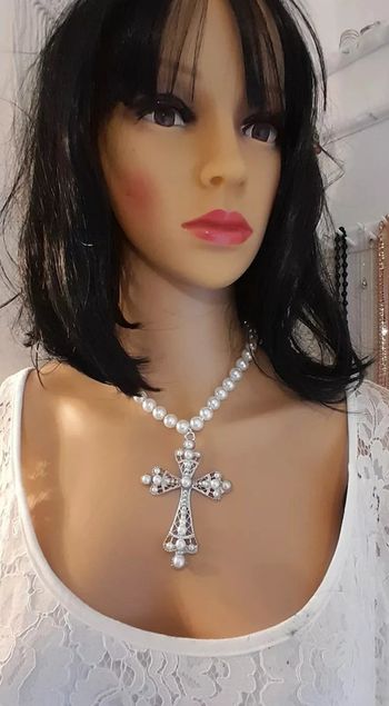 Collier ras du cou, perles avec grande croix, style Gothique