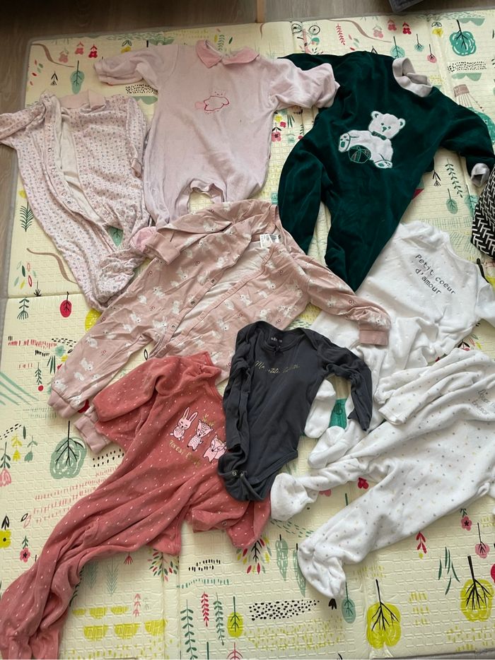 7 pyjama et 1 body - photo numéro 2