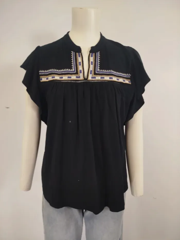 T-shirt noir manches volantes - col V détaillé A1000