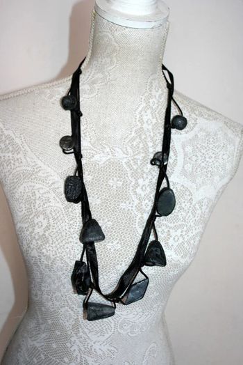 Collier pierres noires