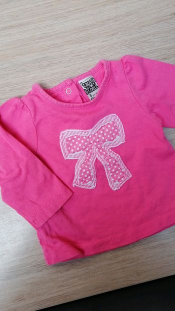 T-shirt rose avec un nœud